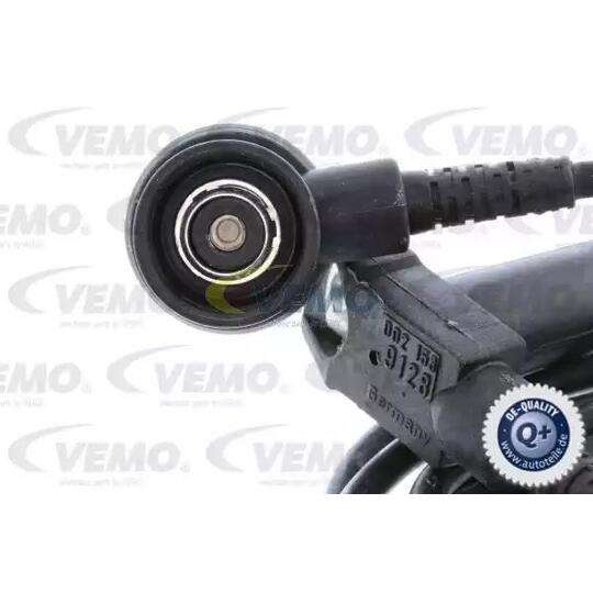 V30-72-0029 - Sensor, crankshaft pulse 