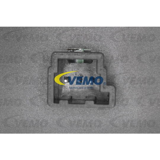 V30-73-0240 - Switch, window regulator 